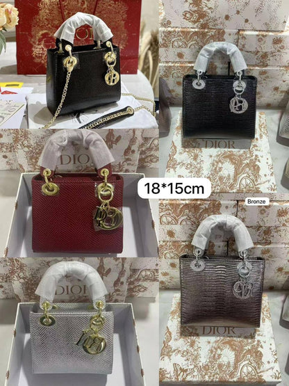 ❤️Lady Dior rare materials
1️⃣ First quality +🎁
Size : 18 * 14 * 7 cm
115 dhs❣️
with box 🎁

Zain115
♥️♥️♥️