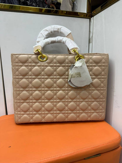 DIOR
Good  QUALITY 
SIZE:32cm
120 dhs🪙💕
🔥high quality🔥🔥

Zain04
♥️♥️♥️