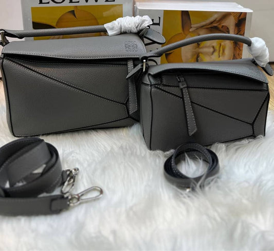 LOEWE
 Puzzle Bag
High quality 
With box  
🎁🎁🎁

23cm 240 dhs🪙💚
19cm 230 dhs🪙💚

Zain95
♥️♥️♥️