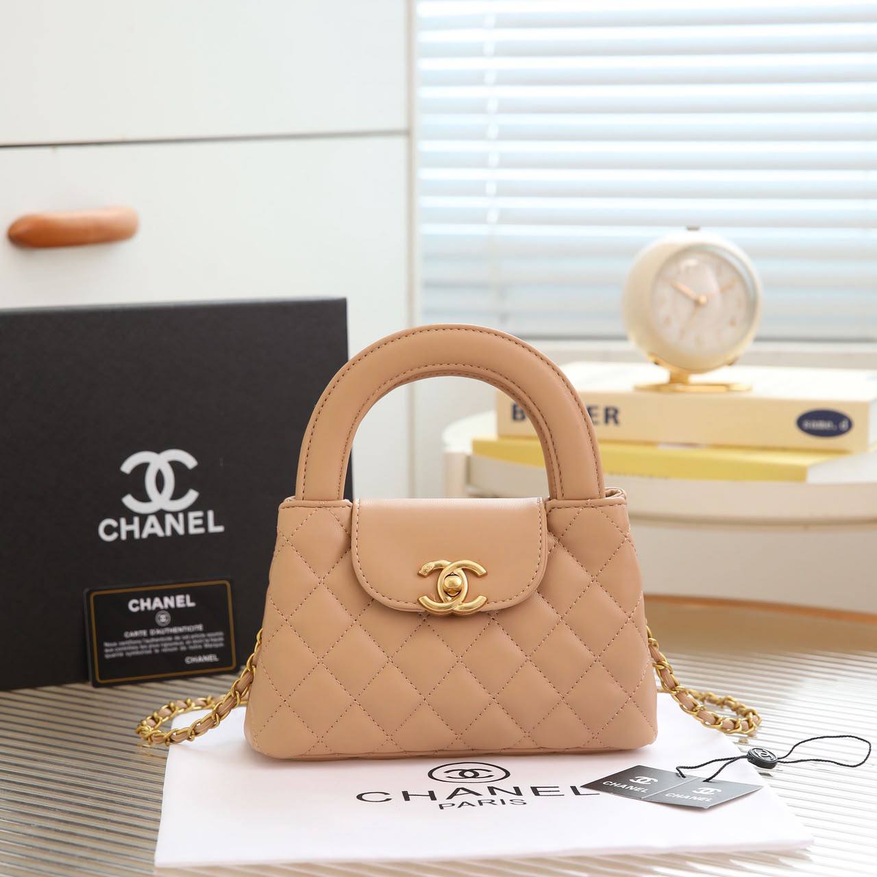 Chanel
Chanel 
95 dhs💓
with box
size 20×6×13cm

Zain42
♥️♥️♥️