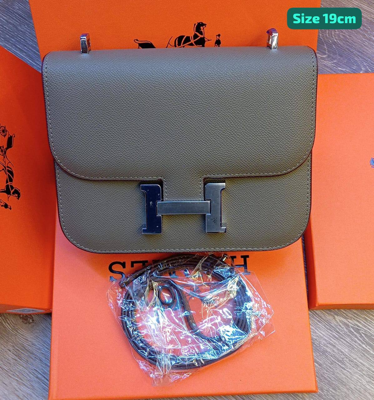 Hermes

Good quality 

with box 
🎁🎁🎁

95 dhs❣️

Zain186
♥️♥️♥️
