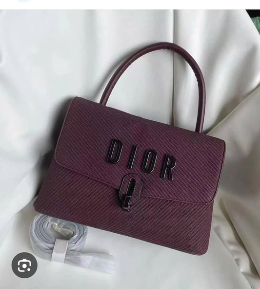 Dior
good quality 
120 dhs🪙💚

Zain200
♥️♥️♥️