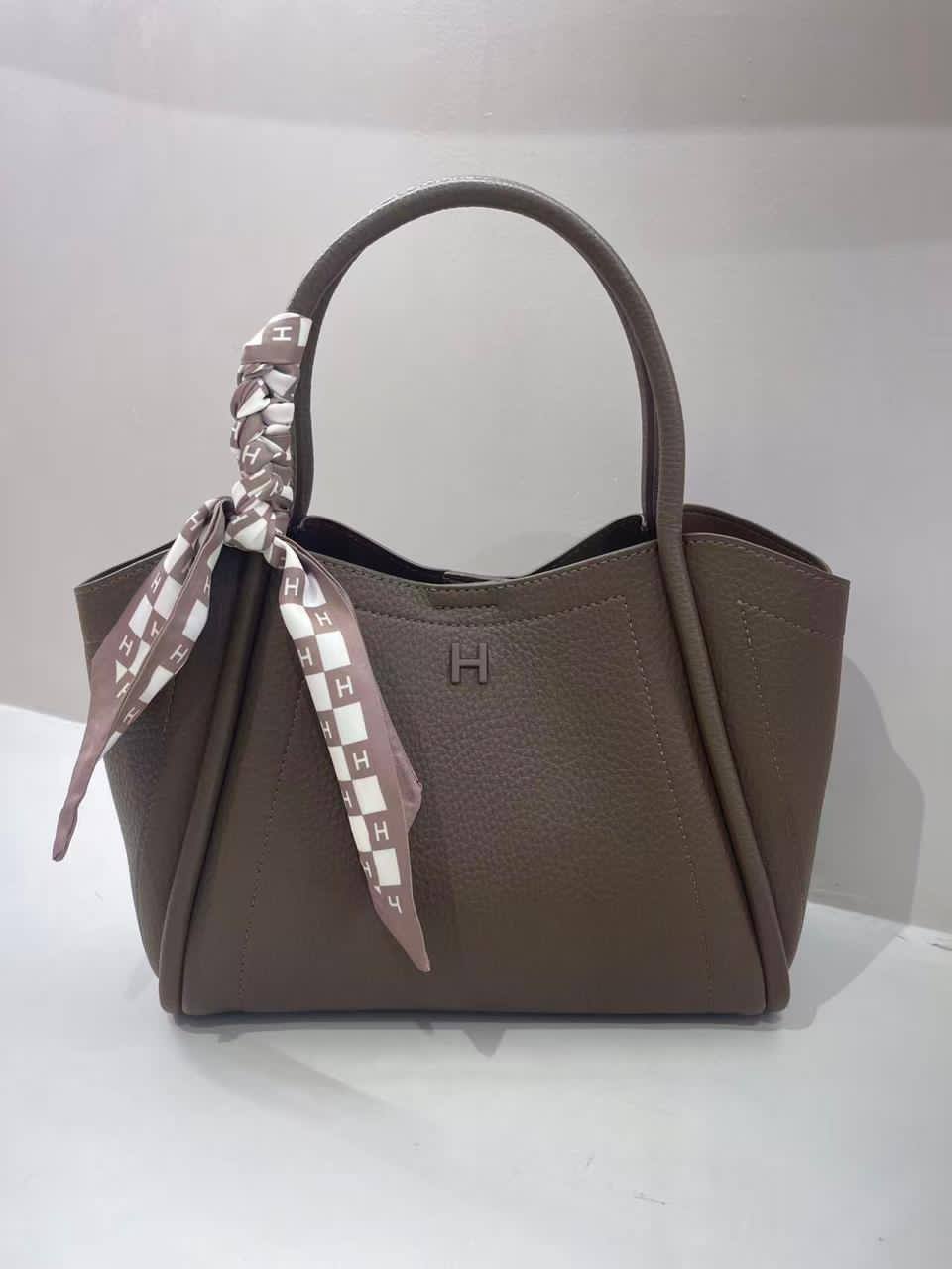 Hermes 

110 dhs💓
Size 26cm

Zain200
♥️♥️♥️