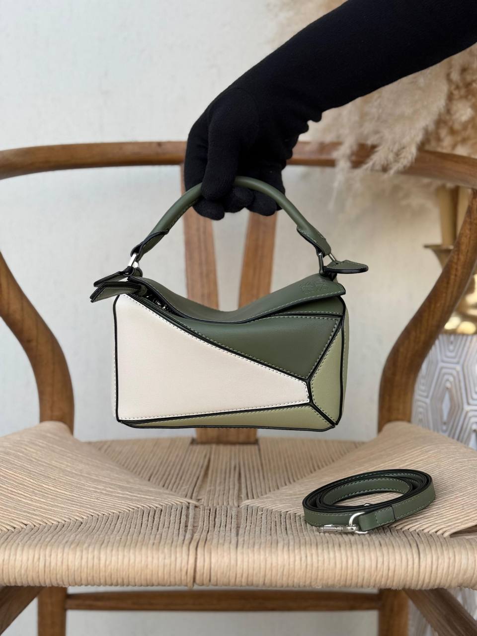 LOEWE

18cm

340 dhs🪙🌨️
Top quality 

With box🎁

Zain167
♥️♥️♥️