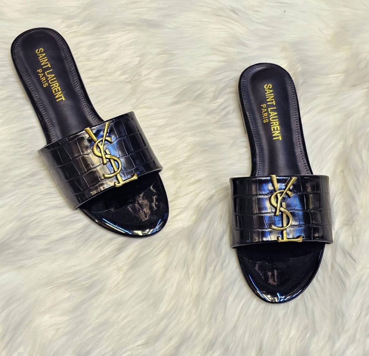 YSL 
☘️ *SIZE  36  to 41 ☘️                                                                                                       
180 dhs✅

Zain224
♥️♥️♥️