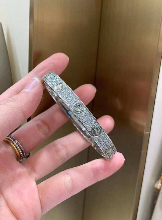 CARTIER
Bangle 
*MASTER*🍃
With normal box and paperbag 🎁
85 dhs🗽

Zain263
♥️♥️♥️