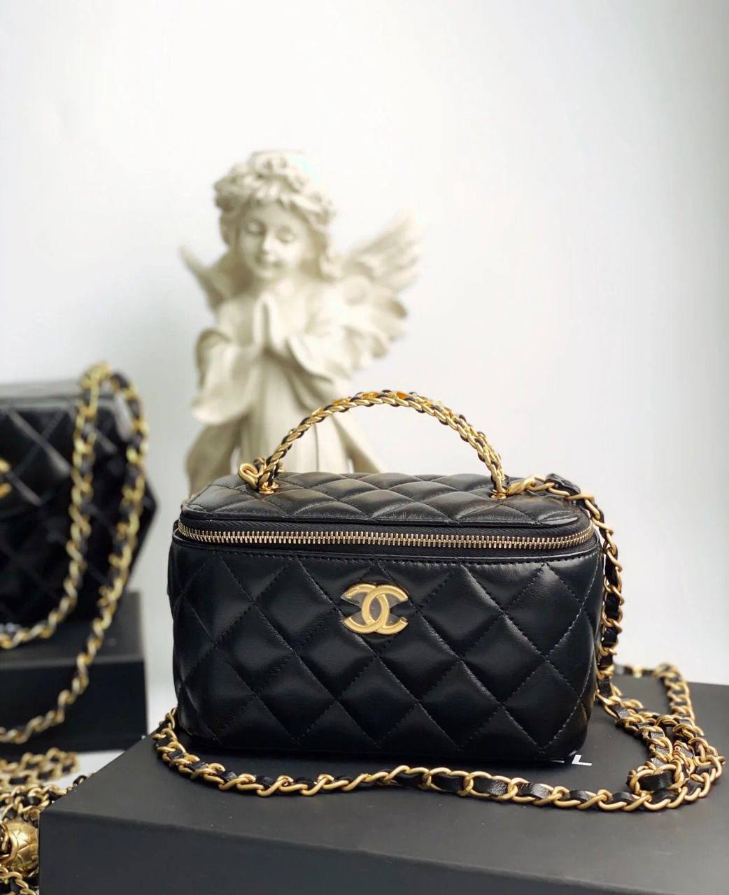 Chenel 
120 dhs✅
Size:18*9*12

with box
🎁🎁🎁

Zain07
♥️♥️♥️