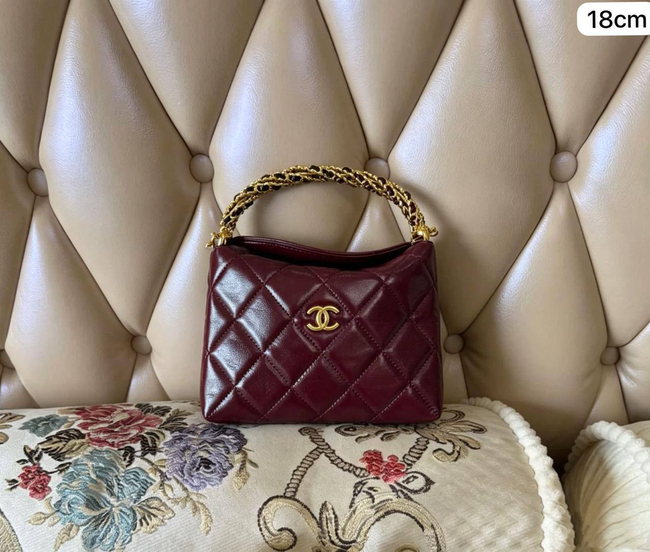 💗 Chanel Kelly / 24B
1️⃣ First quality +🎁  
Size : 19.5 ~ 18 * 15 cm
90 dhs✅
with box 🎁

Zain115
♥️♥️♥️