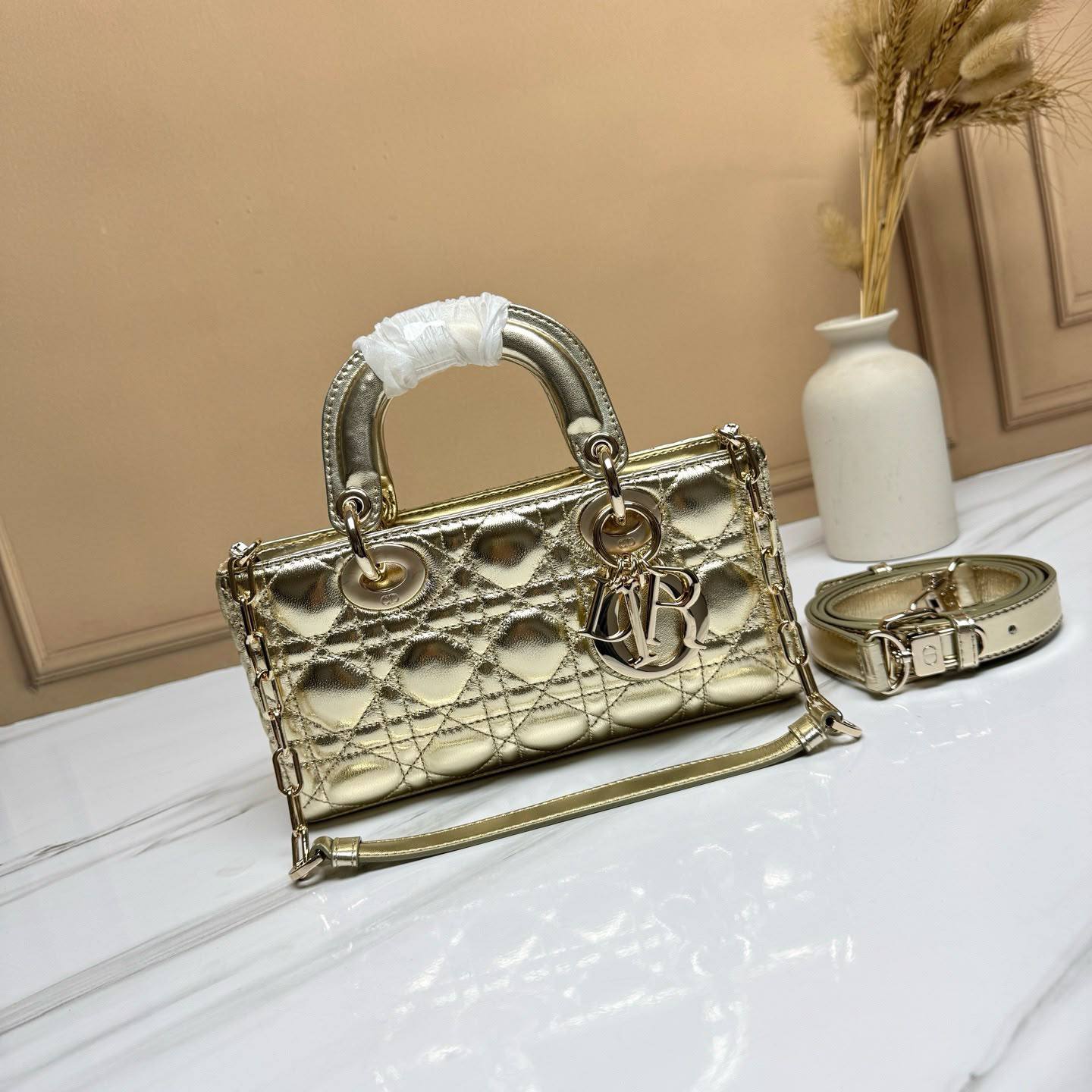 Dior 
Master🌺🌺
330 dhs✅
#22cm🥰🥰

Zain228
♥️♥️♥️