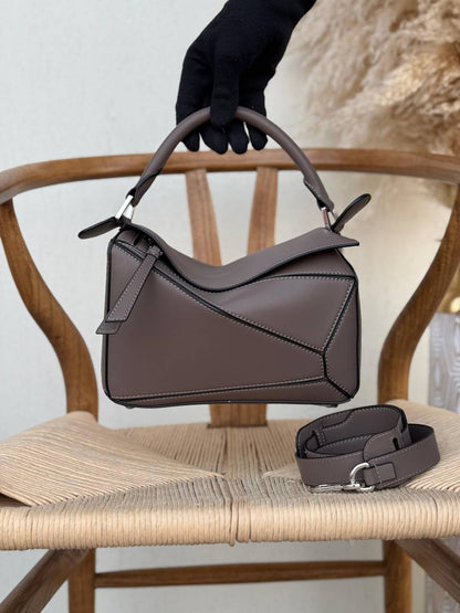 LOEWE
24cm
370 dhs🪙🌨️
Top quality 

With box🎁

Zain167
♥️♥️♥️