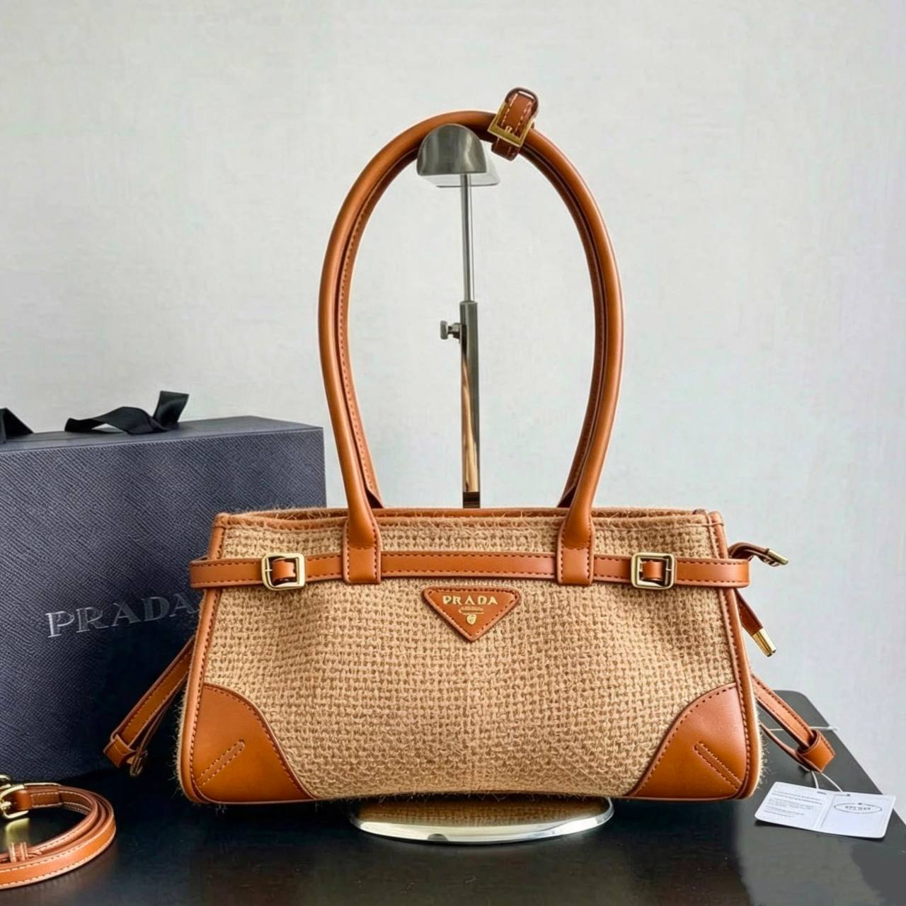 PRADA COPY ONE NEW CAME  BIG SIZE 
220 dhs🇦🇪🇦🇪

Zain295
♥️♥️♥️