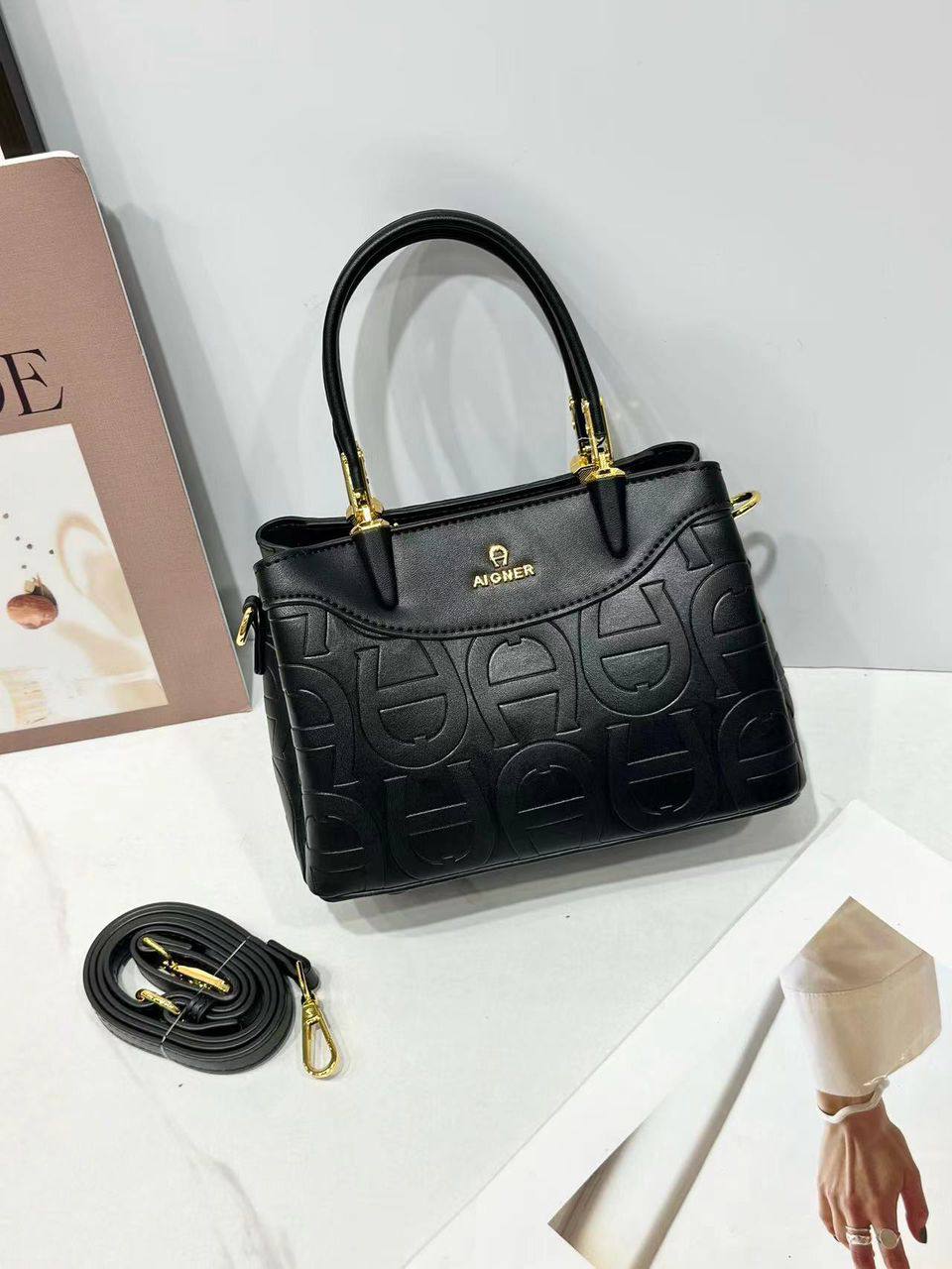 Aigner
95 dhs🪙
size：21×10×14cm
Good quality 

with box
🎁🎁🎁

Zain39
♥️♥️♥️