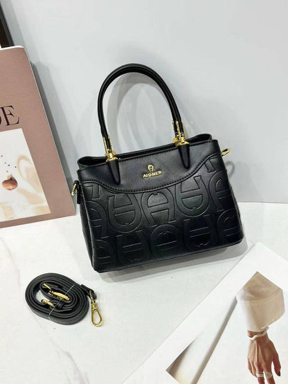Aigner
95 dhs🪙
size：21×10×14cm
Good quality 

with box
🎁🎁🎁

Zain39
♥️♥️♥️