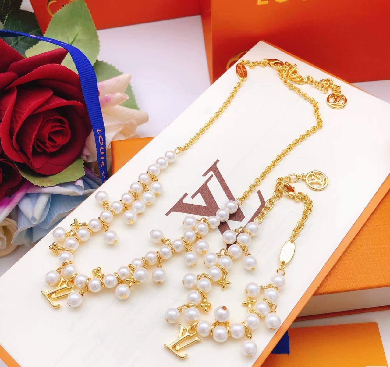 LV
Necklace ❤️
Bracelet 🦋
Master quality 💯
With normal boxes 📦 
125 dhs✅
With master box 🗃️ 
140 dhs✅

Zain216
♥️♥️♥️