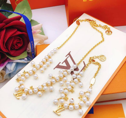 LV
Necklace ❤️
Bracelet 🦋
Master quality 💯
With normal boxes 📦 
125 dhs✅
With master box 🗃️ 
140 dhs✅

Zain216
♥️♥️♥️
