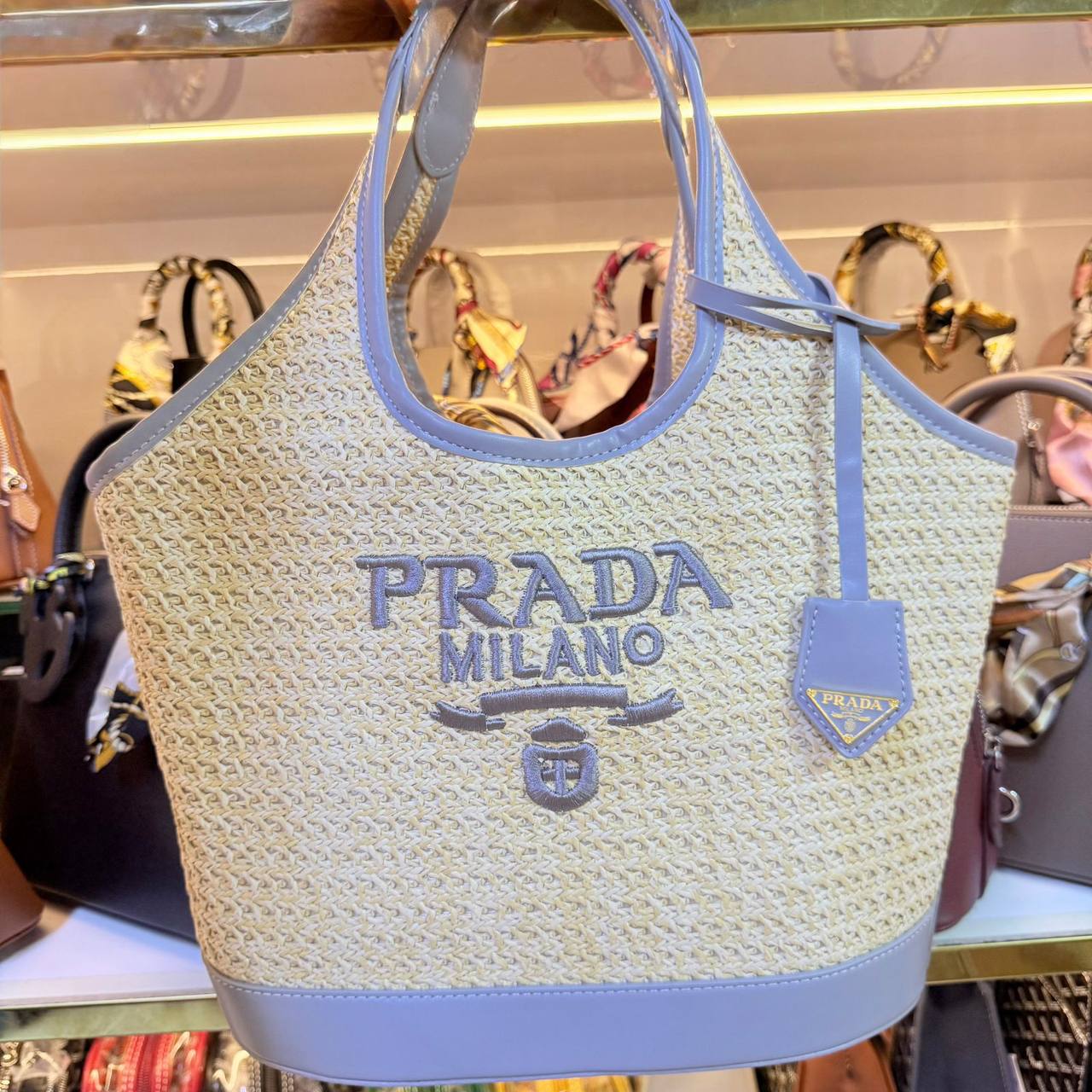 PRADA 
NEW CAME 
GOOD QUALITY 
100 dhs🪙🌨️
SIZE: 28cm 

Zain39
♥️♥️♥️