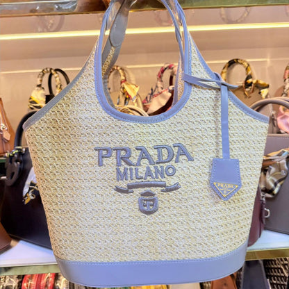 PRADA 
NEW CAME 
GOOD QUALITY 
100 dhs🪙🌨️
SIZE: 28cm 

Zain39
♥️♥️♥️