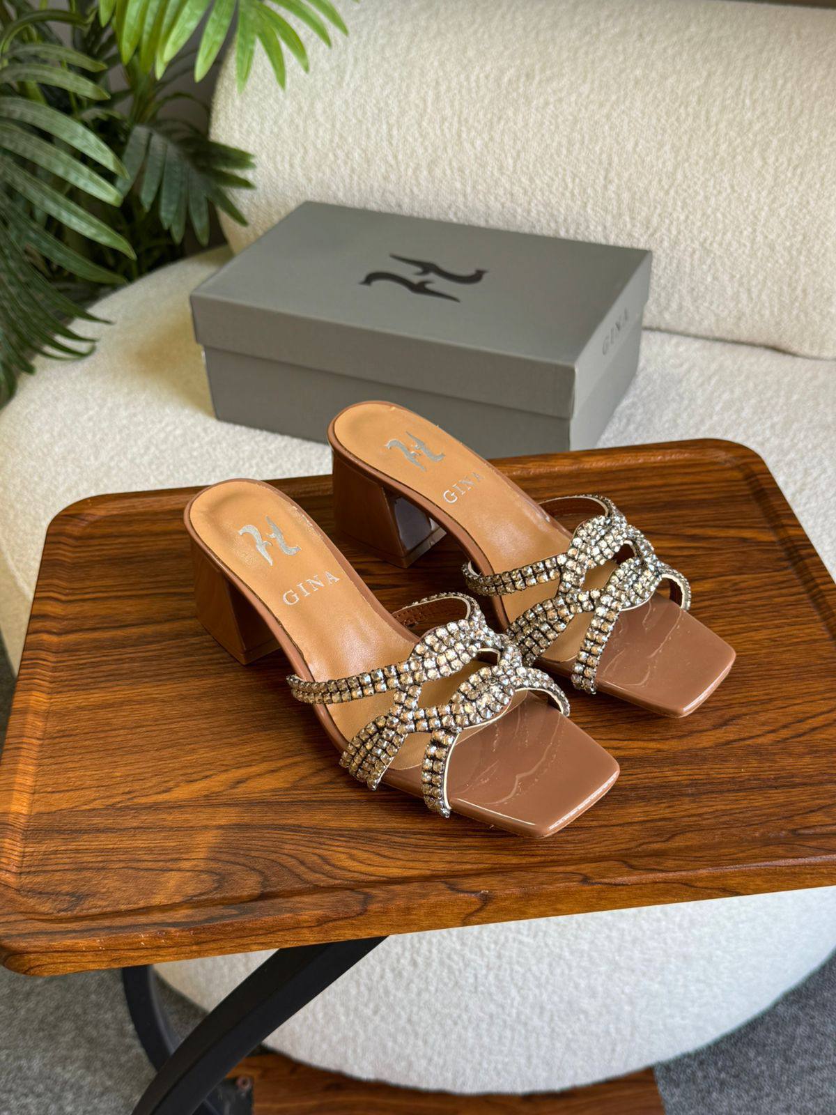 GINA 
SuperMaster Quality 💯
450 dhs❣️
Size: 36-41💥

Zain171
♥️♥️♥️