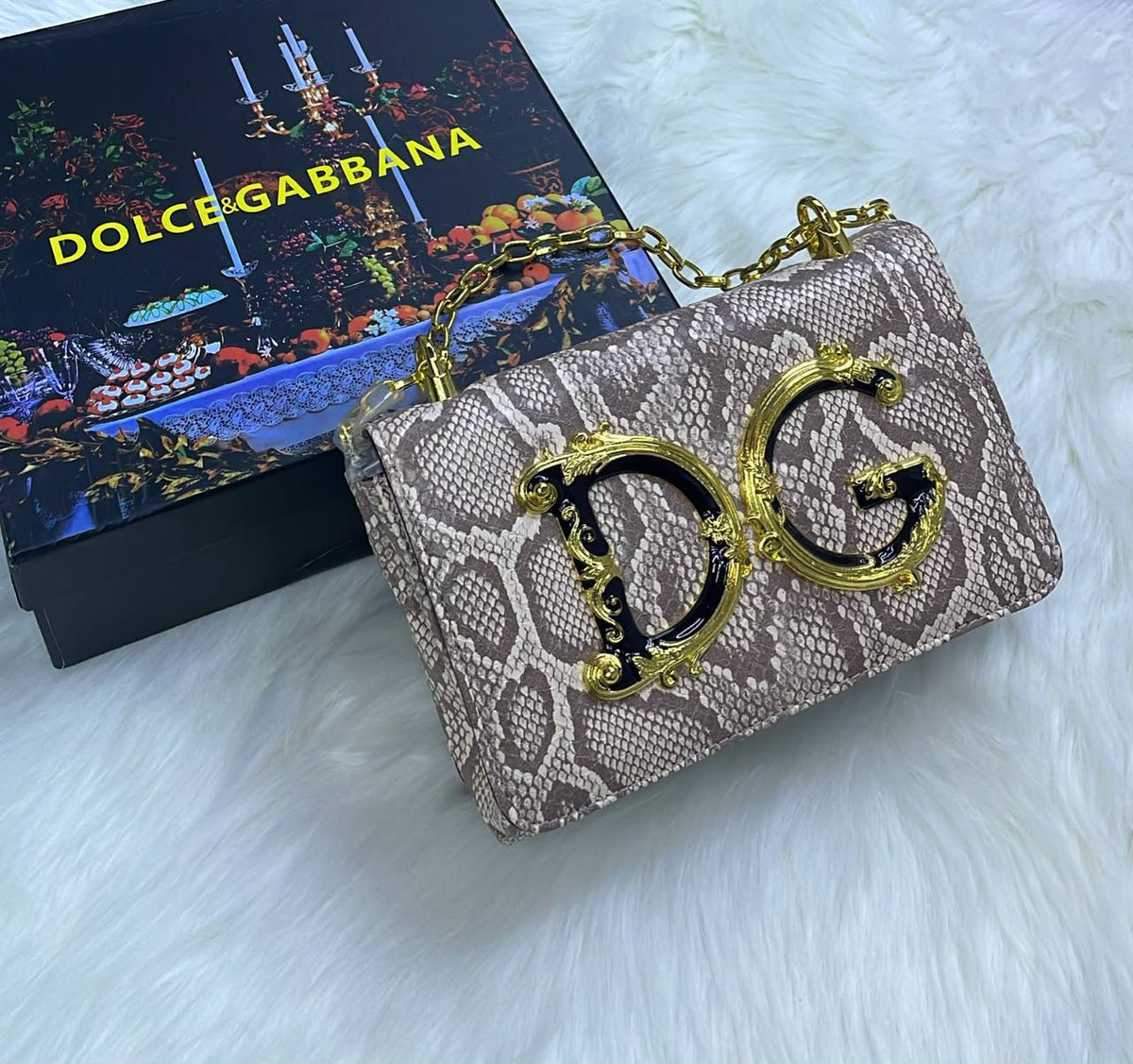 D&G

90 dhs
With box

Zain72
♥️♥️♥️