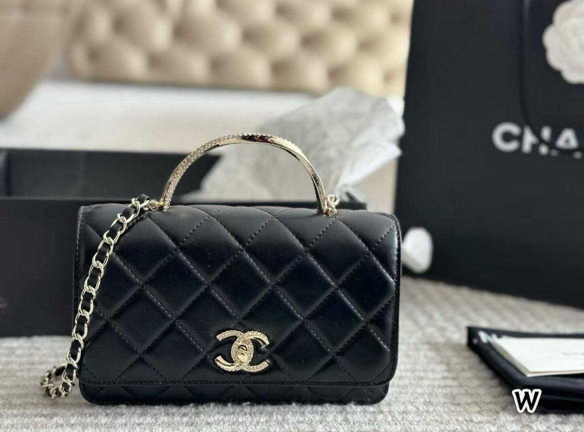 Chanel
100 dhs✅
Good-quality 

with box
🎁🎁🎁

Zain35
♥️♥️♥️