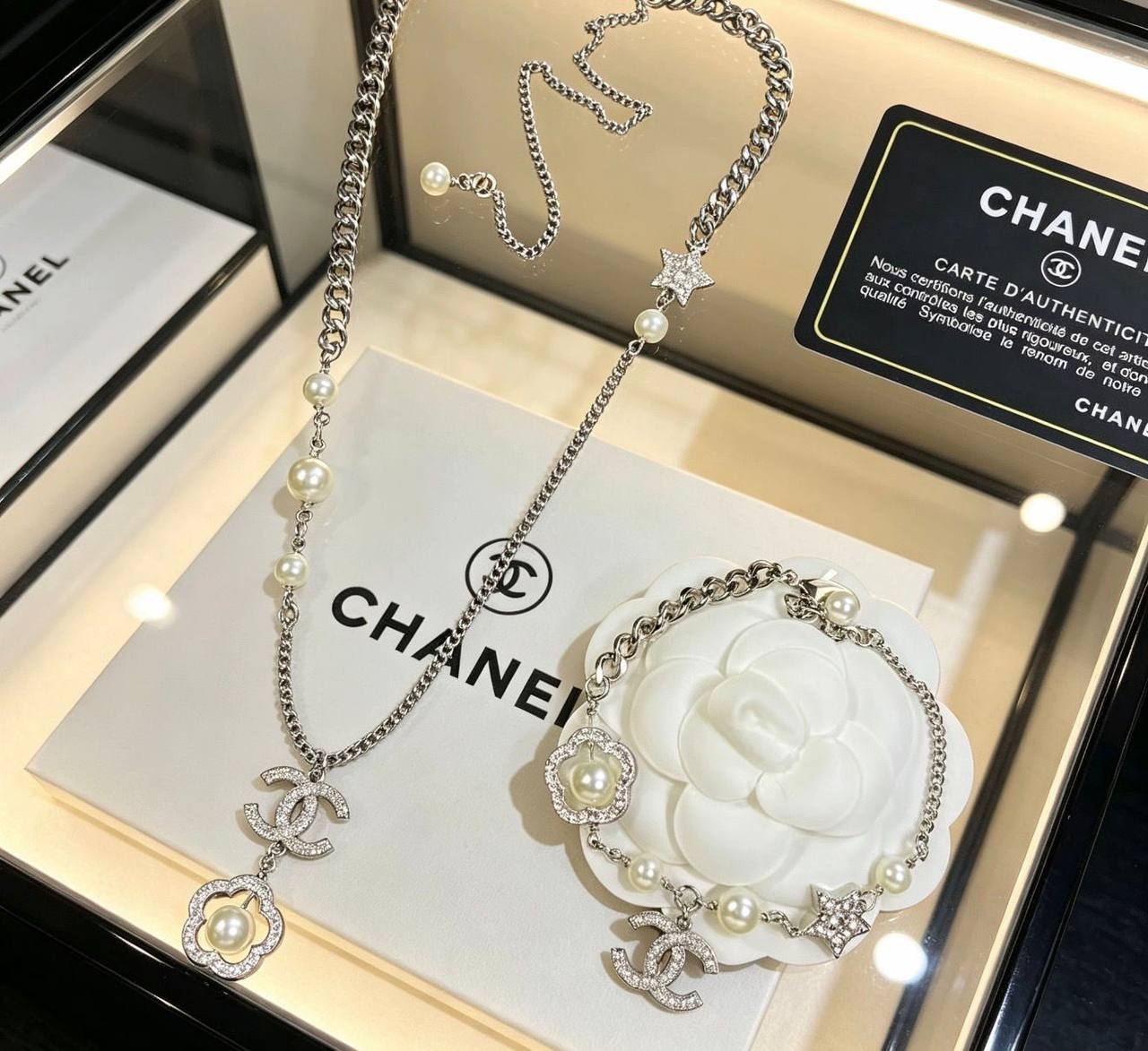 CHANEL❤️‍🔥*
Necklace🦋
Bracelet 🌸
Master quality 💯
With normal boxes 🗃️ 
115 dhs✅
With master box 📦 
140 dhs✅

Zain216
♥️♥️♥️