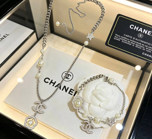 CHANEL❤️‍🔥*
Necklace🦋
Bracelet 🌸
Master quality 💯
With normal boxes 🗃️ 
115 dhs✅
With master box 📦 
140 dhs✅

Zain216
♥️♥️♥️