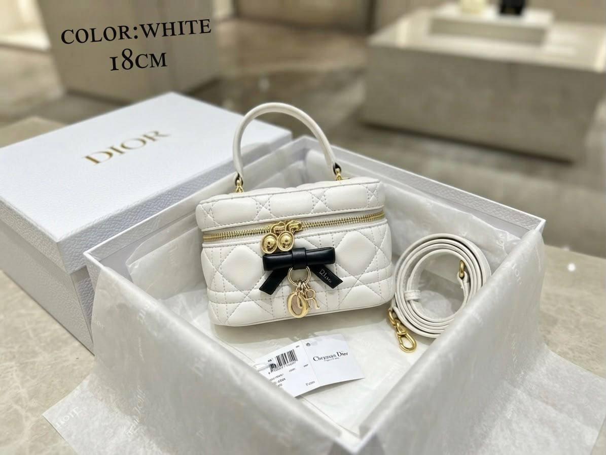 Dior ᴠᴀɴɪᴛʏ ᴛᴏᴘ ʜᴀɴᴅʟᴇ
ʀᴇᴍᴏᴠᴀʙʟᴇ sᴛʀᴀᴘ
ᴅᴇᴄᴏʀᴀᴛɪᴠᴇ ʙᴏᴡ/ᴍᴇᴛᴀʟ ᴅɪᴏʀ
ᴡɪᴛʜʙᴏx
ʟᴀᴍʙsᴋɪɴ ᴍᴀᴛᴇʀɪᴀʟ
sɪᴢᴇ:18ᴄᴍ
120 dhs✅

Zain56
♥️♥️♥️