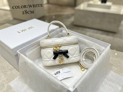 Dior ᴠᴀɴɪᴛʏ ᴛᴏᴘ ʜᴀɴᴅʟᴇ
ʀᴇᴍᴏᴠᴀʙʟᴇ sᴛʀᴀᴘ
ᴅᴇᴄᴏʀᴀᴛɪᴠᴇ ʙᴏᴡ/ᴍᴇᴛᴀʟ ᴅɪᴏʀ
ᴡɪᴛʜʙᴏx
ʟᴀᴍʙsᴋɪɴ ᴍᴀᴛᴇʀɪᴀʟ
sɪᴢᴇ:18ᴄᴍ
120 dhs✅

Zain56
♥️♥️♥️