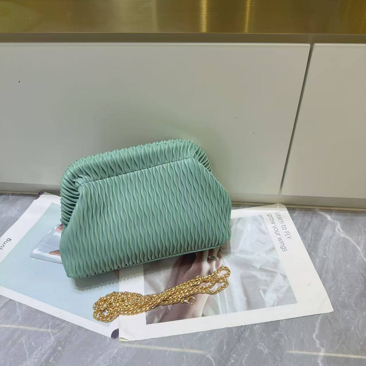 Ladies clutch bag 
90 dhs💓
size 26 cm

Zain161
♥️♥️♥️
