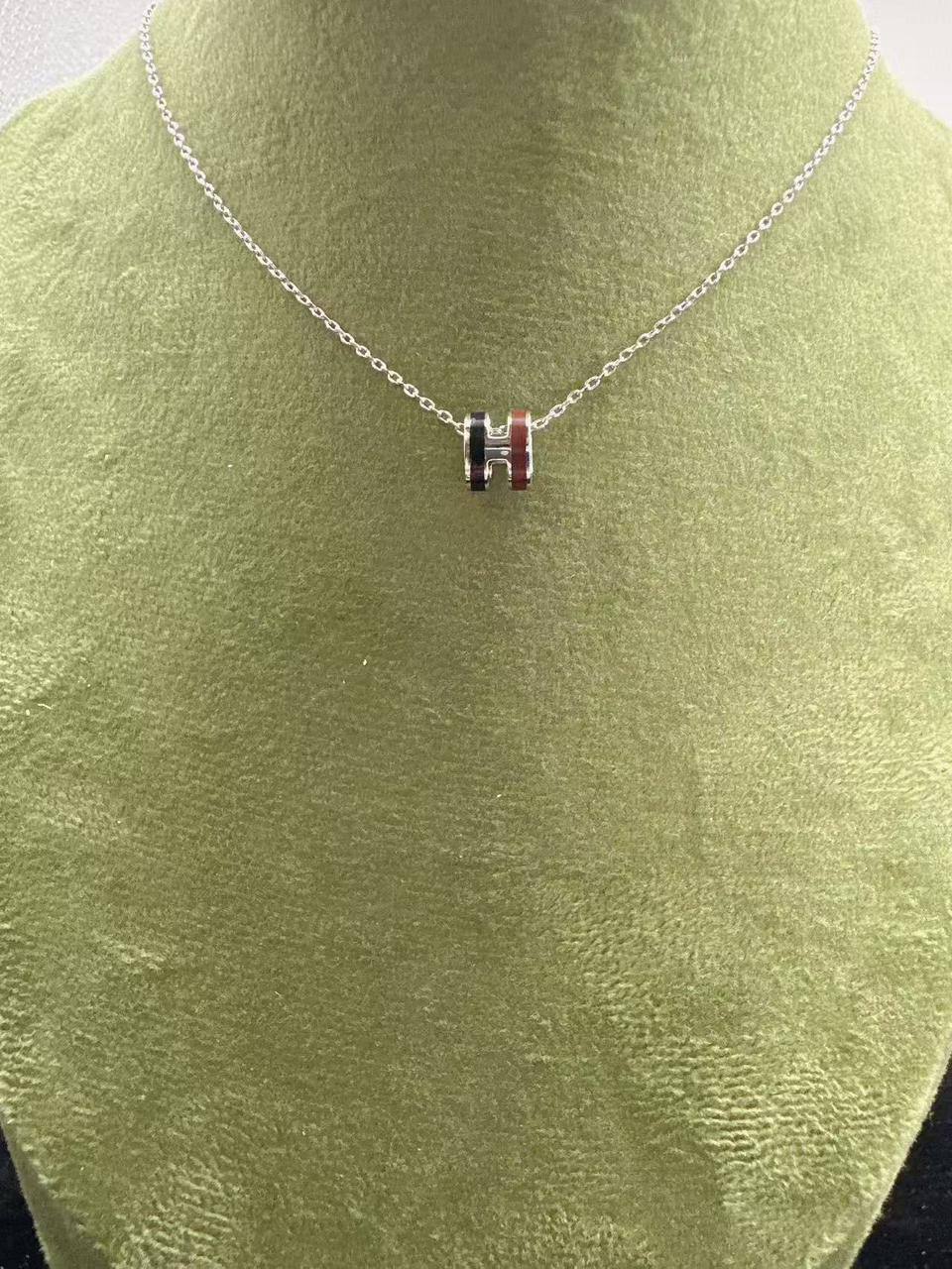 Hermes Set* 🌿
Necklace 
Earrings 
*Master quality* 🍁

95 dhs🪙💚
normal box 📦

Zain48
♥️♥️♥️