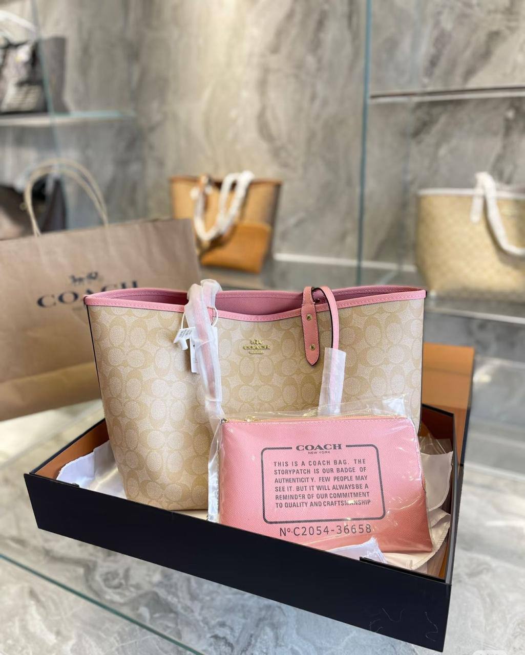 💞 Coach 2 in 1  2️⃣-sided
1️⃣ First quality＋🎁

Big Size : 45 * 30 cm

95 dhs🇦🇪

with box 🎁

Zain115
♥️♥️♥️