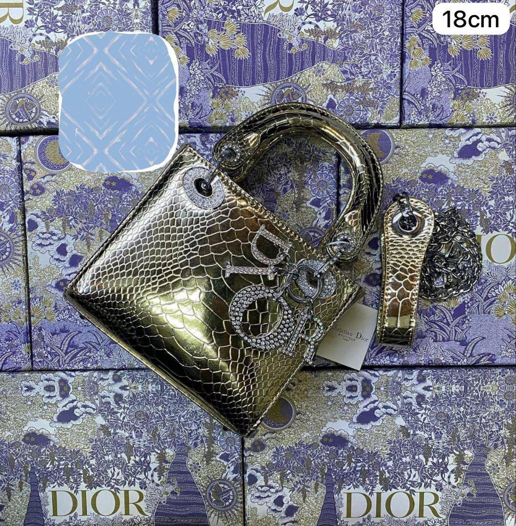 💎 Lady Dior 
1️⃣ First quality +🎁
Logo with diamond💎
Size : 18 * 14 * 7 cm
120 dhs✅
with box 🎁

Zain115
♥️♥️♥️