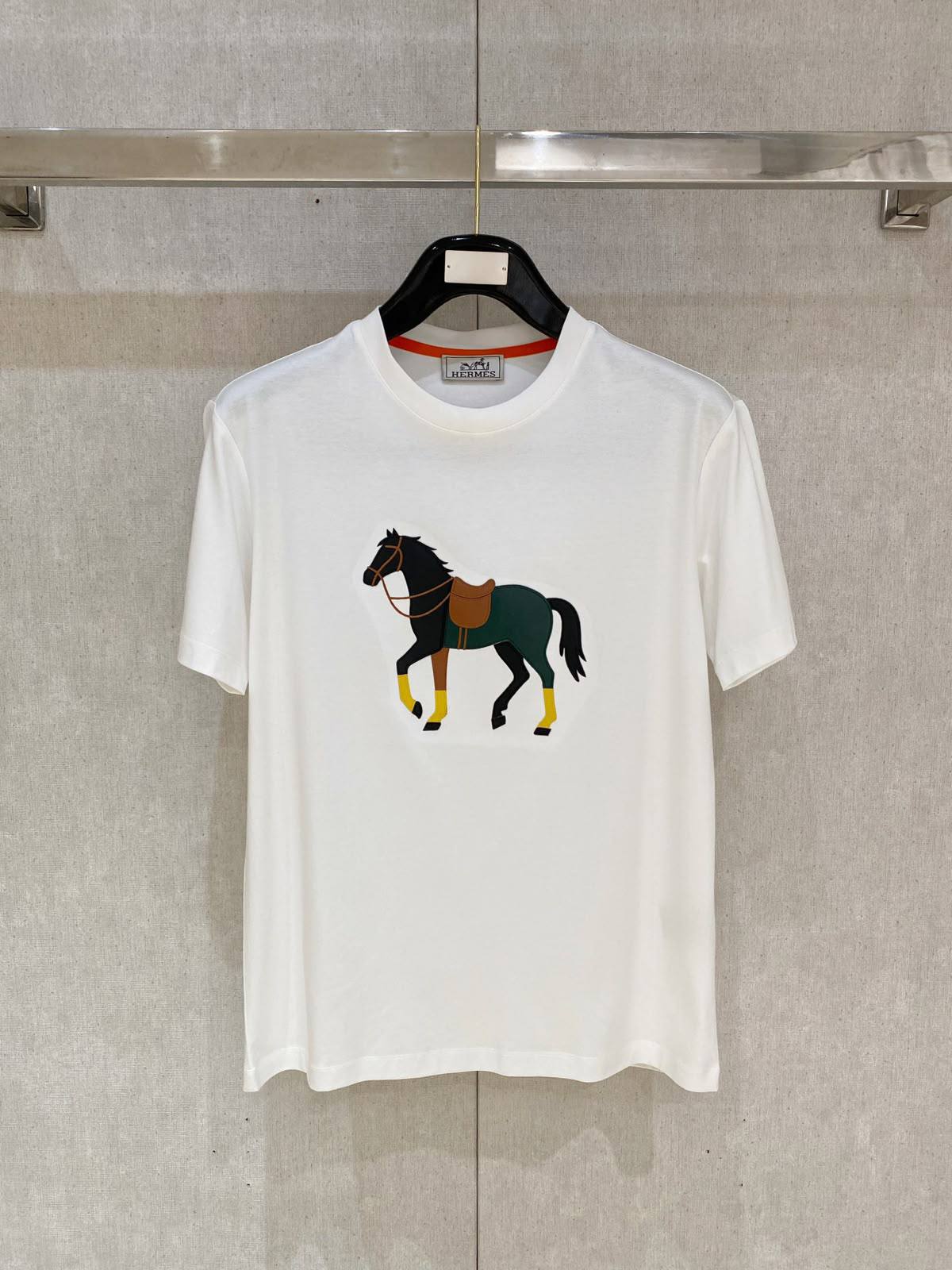 HERMES
Men’s Tshirt 
Master Quality 
SMLXLXXL 
300 dhs✅

Zain276
♥️♥️♥️