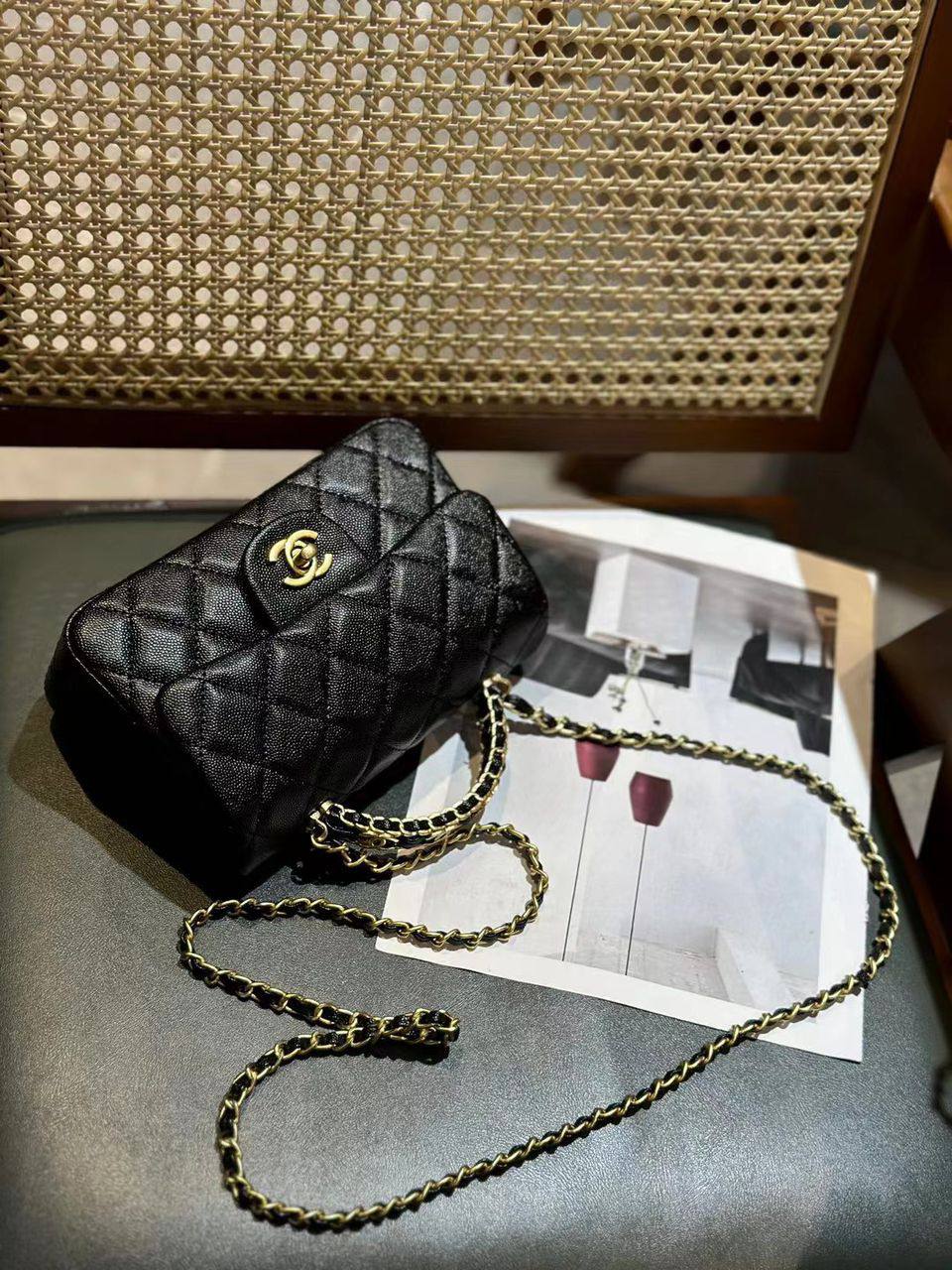 Chanel
105 dhs❣️
SIZE：18cm
High-quality 

with box
🎁🎁🎁

Zain35
♥️♥️♥️