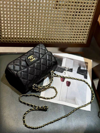 Chanel
105 dhs❣️
SIZE：18cm
High-quality 

with box
🎁🎁🎁

Zain35
♥️♥️♥️