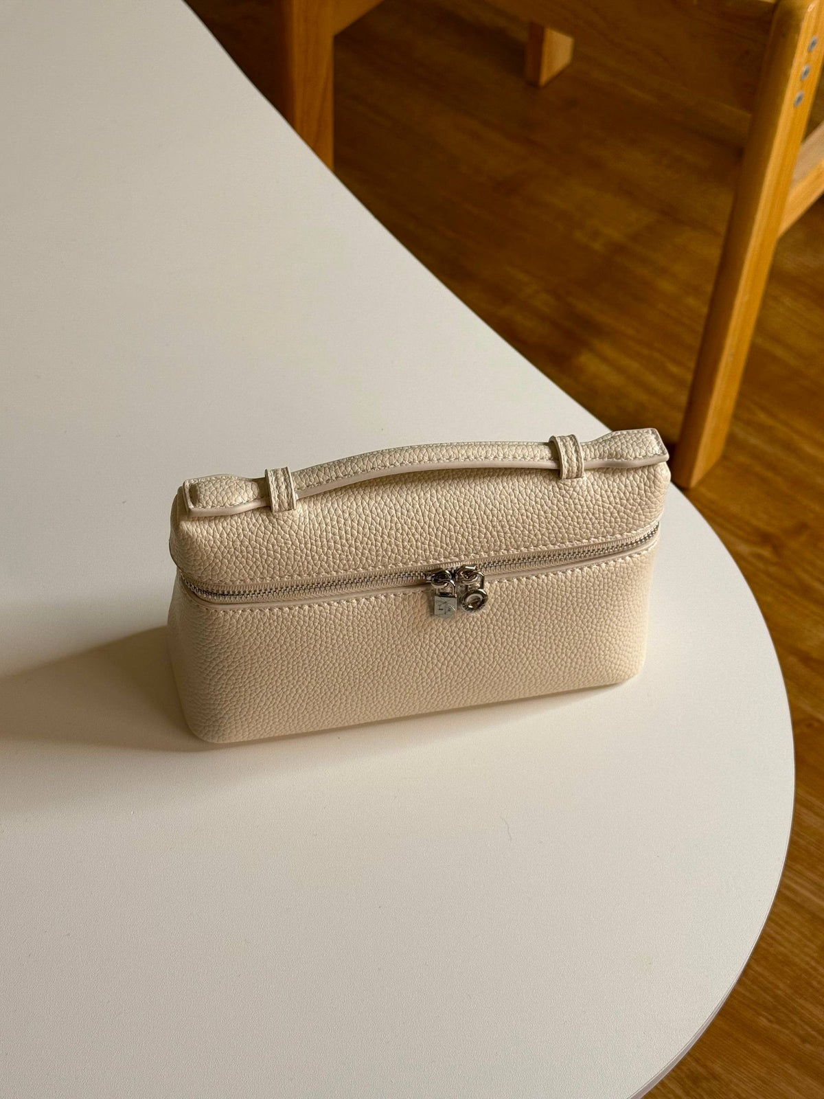 LORO PIANA 

19cm

320 dhs🇦🇪🇦🇪🇦🇪
 MASTER QUALITY
 With box🎁

Zain167
♥️♥️♥️