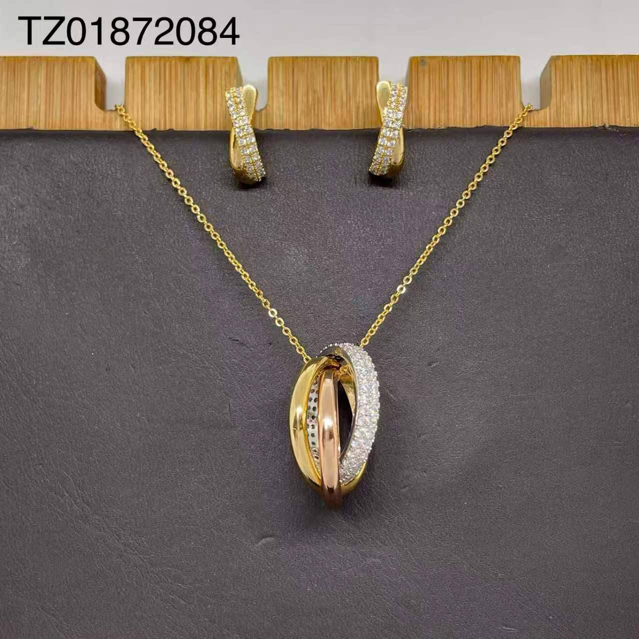 SET
Necklace 🔥
Earring 🐦‍🔥
good quality 💯
With brand boxes 🗃️ 
Paper bag 🛍️
40 dhs✅

Zain216
♥️♥️♥️