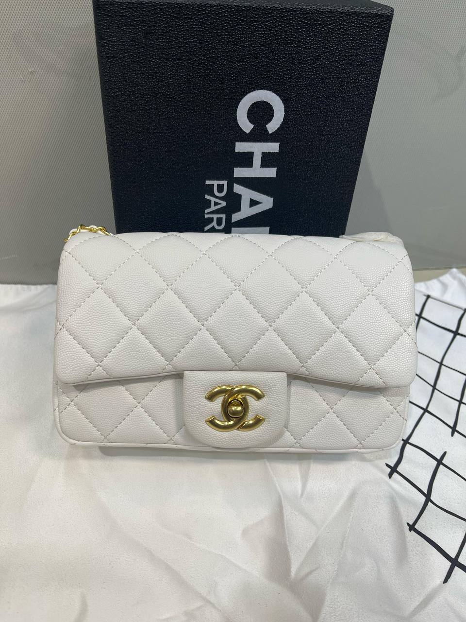 Chanel
Caviar classic
with box 
🎁🎁🎁

100 dhs🪙🌨️

Zain136
♥️♥️♥️