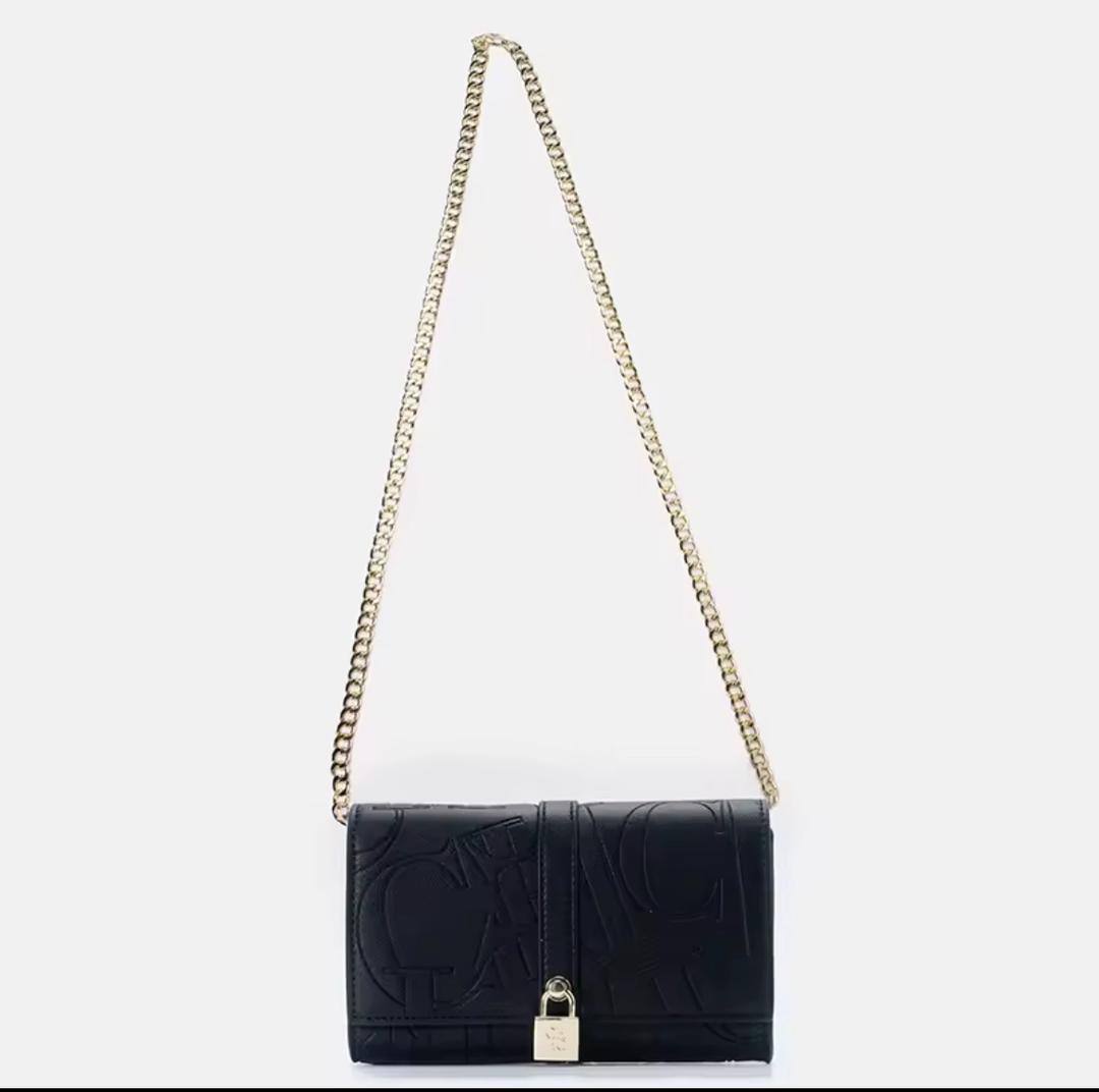CH
95 dhs🪙
size：19.5×12.5×5cm

Good quality 

with box
🎁🎁🎁

Zain39
♥️♥️♥️