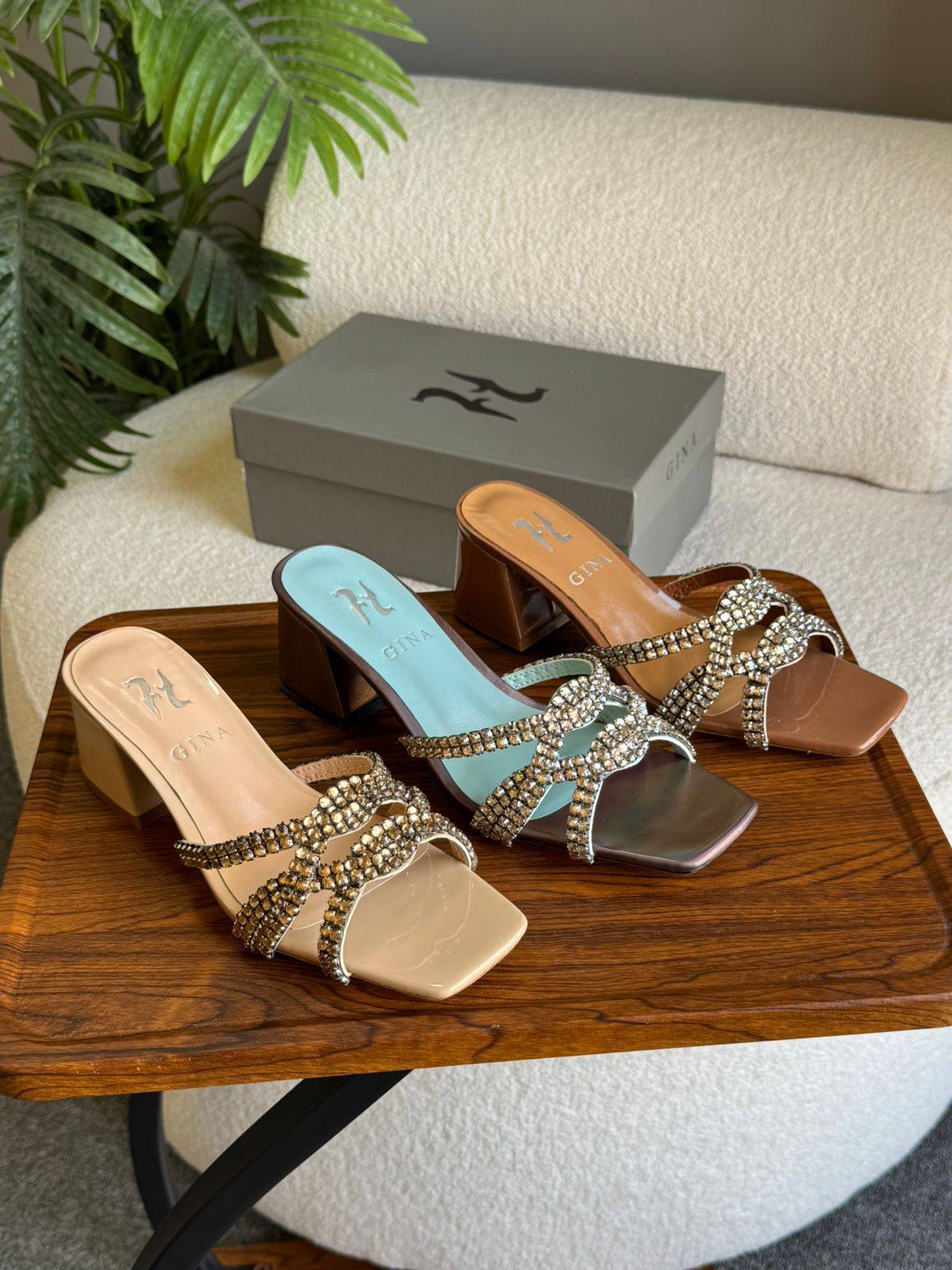 GINA 
SuperMaster Quality 💯
450 dhs❣️
Size: 36-41💥

Zain171
♥️♥️♥️