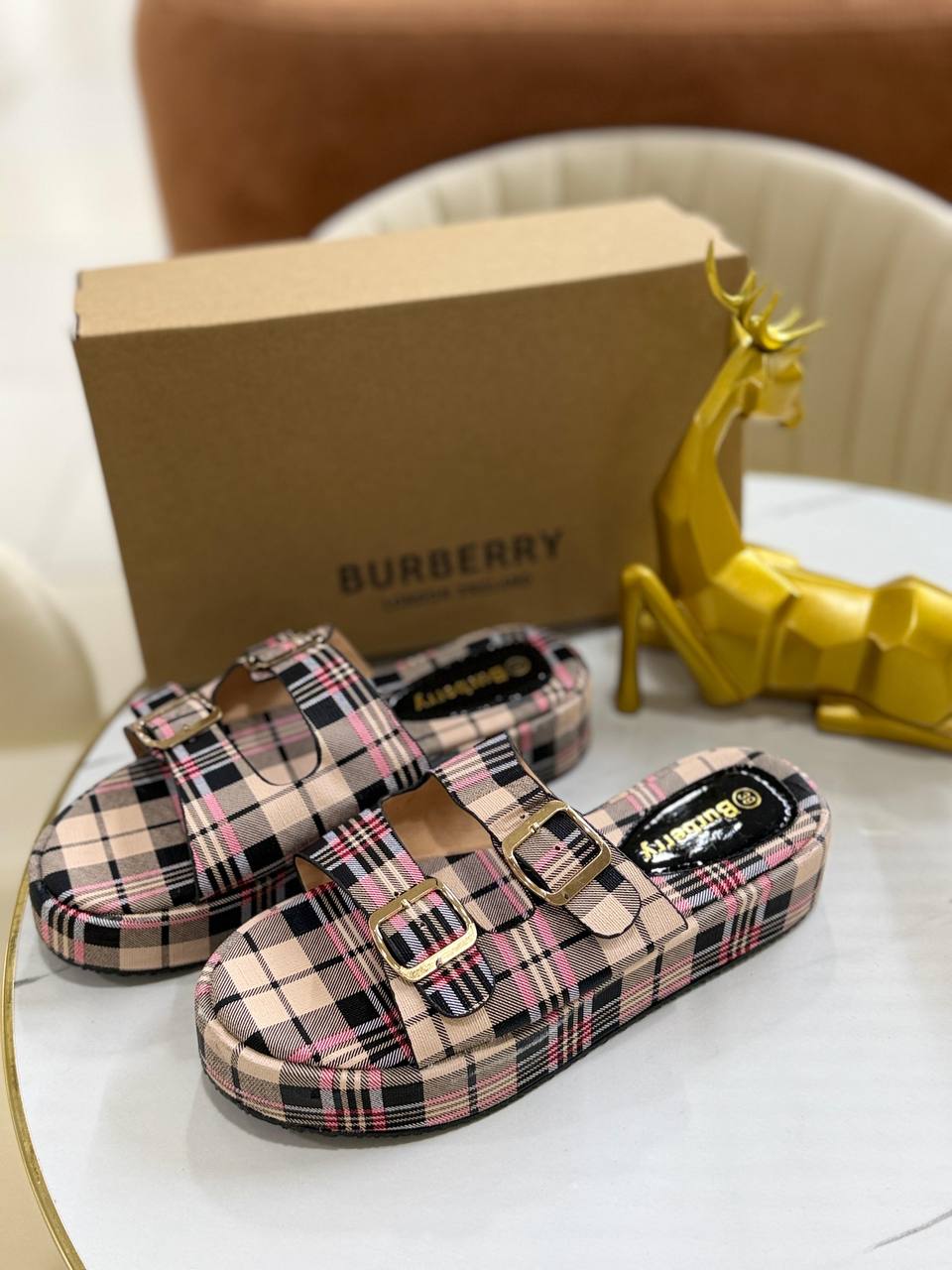 Burberry
Size 37to41    
55 dhs✅

Zain163
♥️♥️♥️