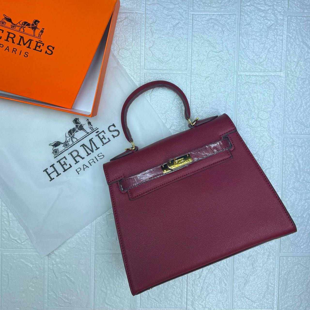 Hermes
105 dhs✅
Good  quality
Size:25cm

Zain74
♥️♥️♥️