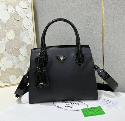 PRADA GOOD QUALITY 
110 dhs🇦🇪🇦🇪

Zain295
♥️♥️♥️
