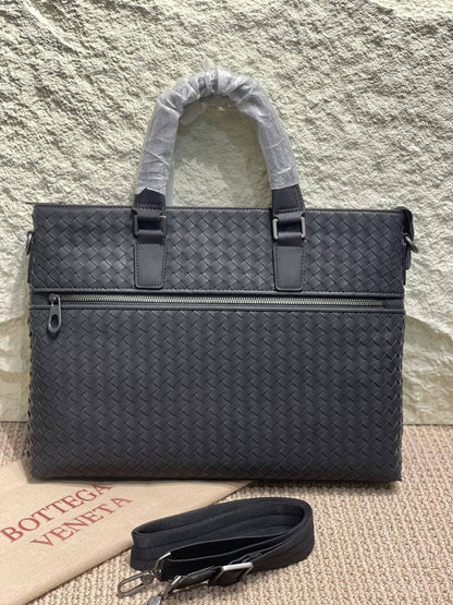 BOTTEGA VENETA
*Laptop Bag*
*Master Quality*
550 dhs✅

Zain179
♥️♥️♥️