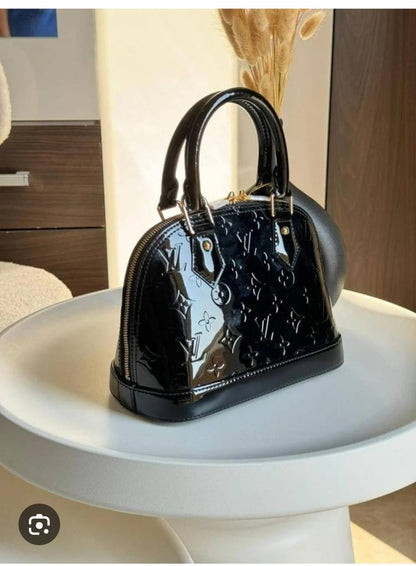 LV
 Good quality 
110 dhs🇦🇪

Zain200
♥️♥️♥️