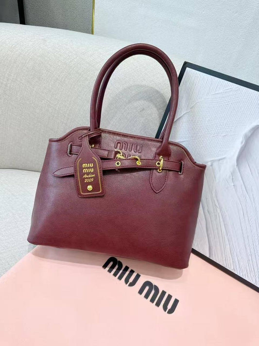 Miu Miu
Best quality 
95 dhs🪙🖤
size 31cm

Zain158
♥️♥️♥️
