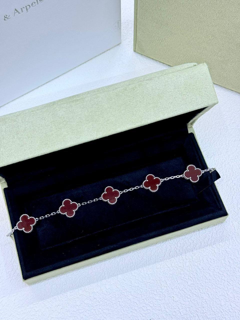 VCA 
Bracelet 🦋
Master quality 💯
With normal boxes 🗃️ 
75 dhs✅

With master box 📦 
120 dhs✅

Zain216
♥️♥️♥️