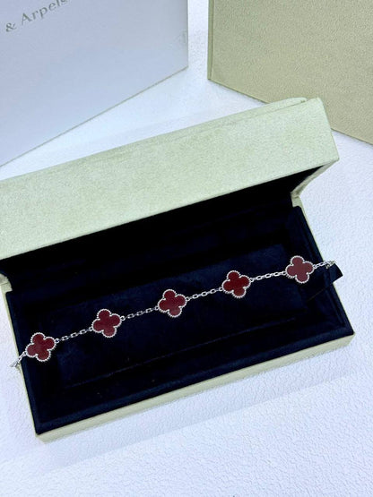 VCA 
Bracelet 🦋
Master quality 💯
With normal boxes 🗃️ 
75 dhs✅

With master box 📦 
120 dhs✅

Zain216
♥️♥️♥️