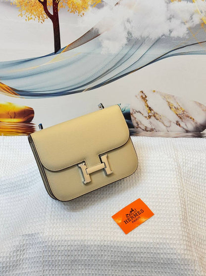 HERMES
Best quality with box
100 dhs💓
size 19CM

Zain290
♥️♥️♥️