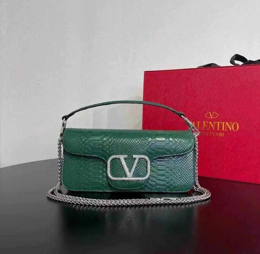 VALENTINO 
90 dhs🌺

with box
🎁🎁🎁

Zain90
♥️♥️♥️